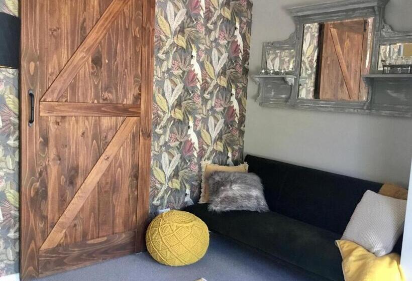 Семейное Студио, Chanticleer Gardens Barn Cottage With A Pool