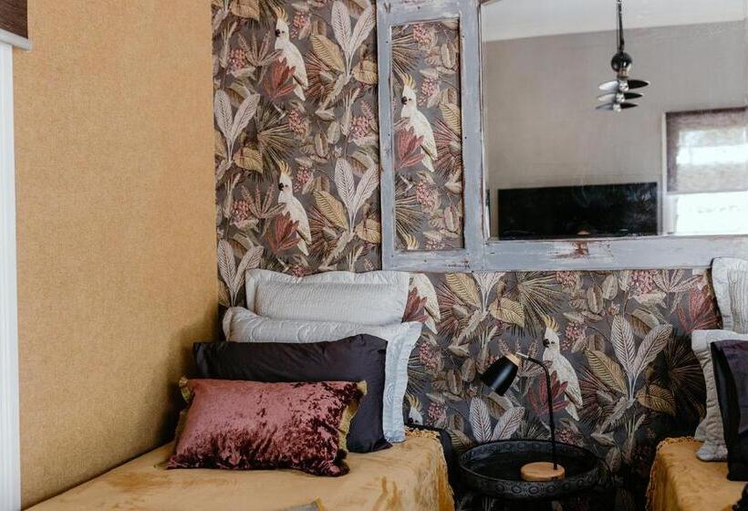 Семейное Студио, Chanticleer Gardens Barn Cottage With A Pool