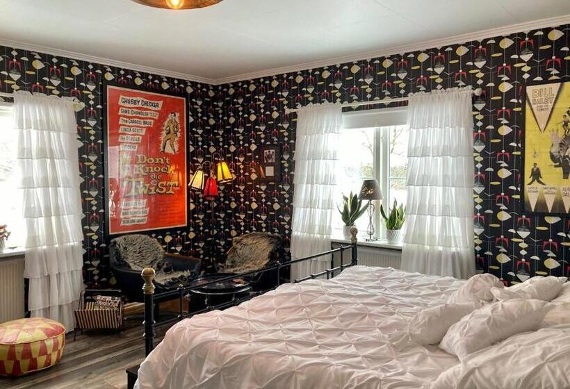 Дом 2 Спальни, Mandy's Inn