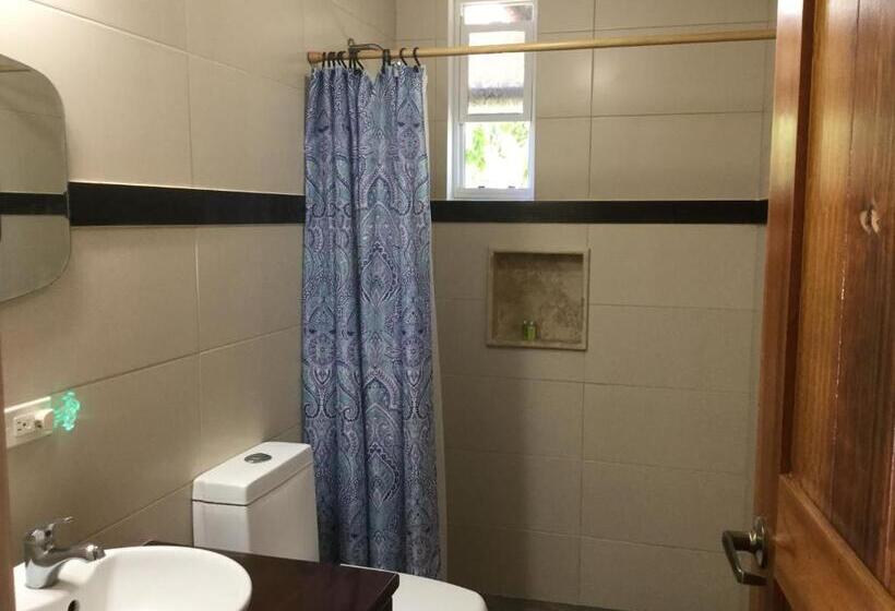 Номер Стандарт с Балконом, Hawk's Nest Bed & Breakfast