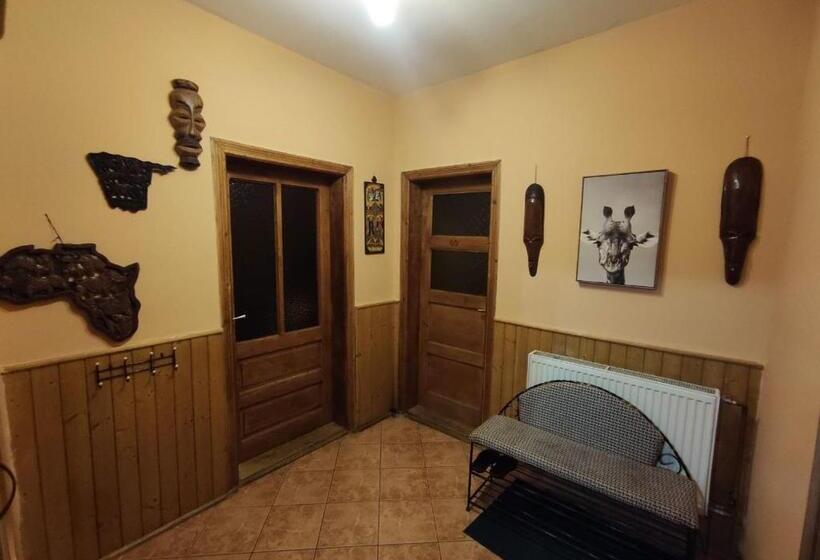 Апартаменты 1 Спальня Нижний Этаж, Guest House Mandrivnyi Rooms&apartments