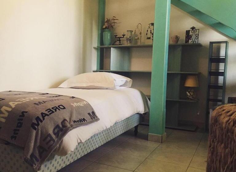 Номер Стандарт Трехместный, Chambres D'hôtes Les Templiers