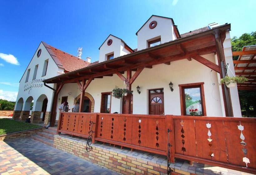 Deluxe Room Mountain View, Gesztenyés Vendégház