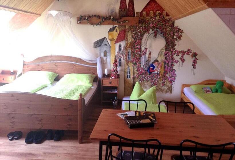 Семейный Номер Вид на Сад, Gästezimmer Am Märchenbrunnen