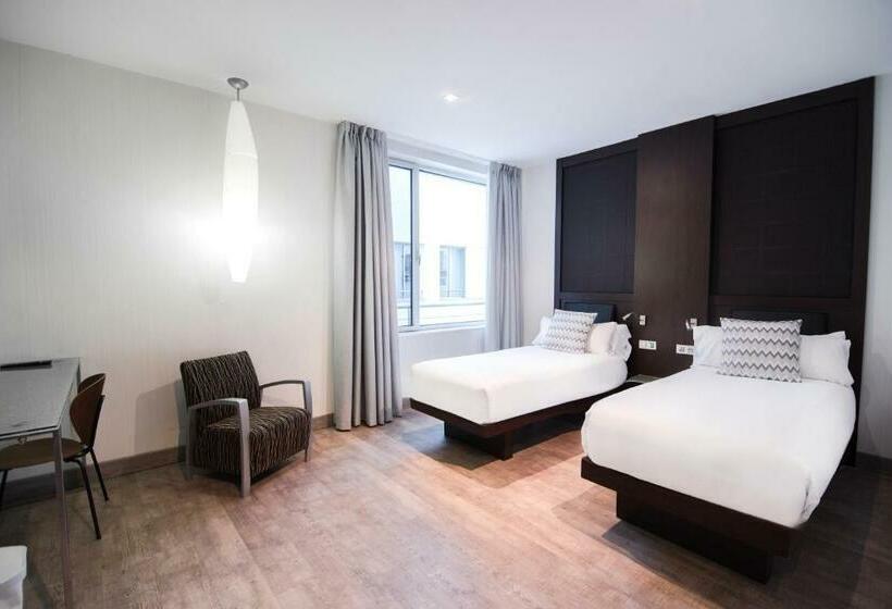 اتاق استاندارد چهار تخته, Petit Palace President Castellana