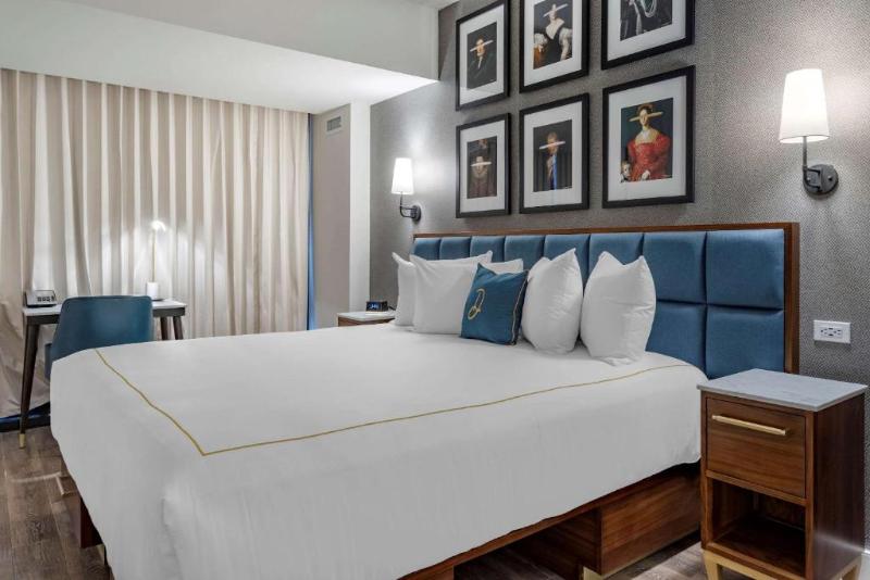 스탠다드 룸 킹사이즈 침대, The Draper New York, Tapestry Collection By Hilton