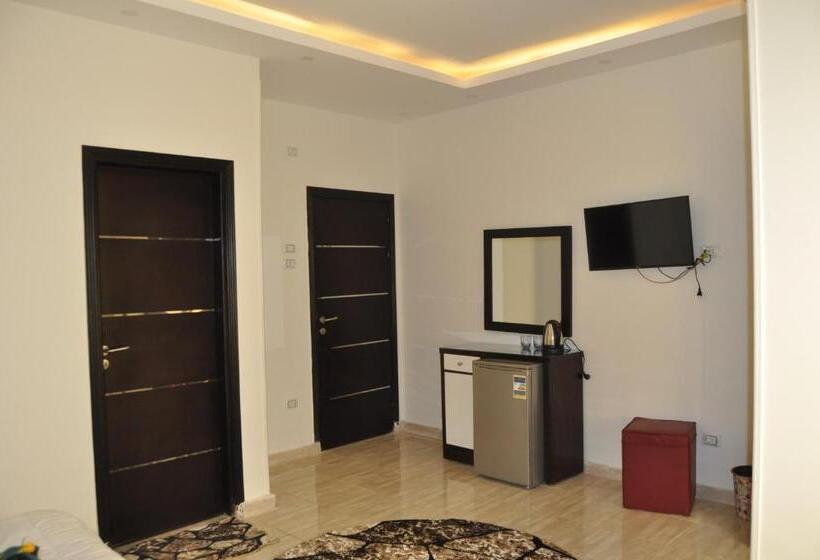 Deluxe Room, Tut Pyramids View