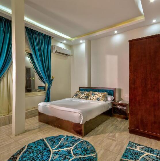 Deluxe Room, Tut Pyramids View