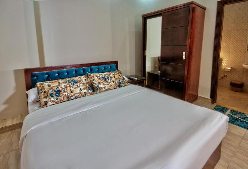 Deluxe Room, Tut Pyramids View