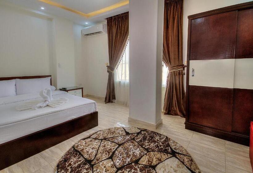 Deluxe Room, Tut Pyramids View