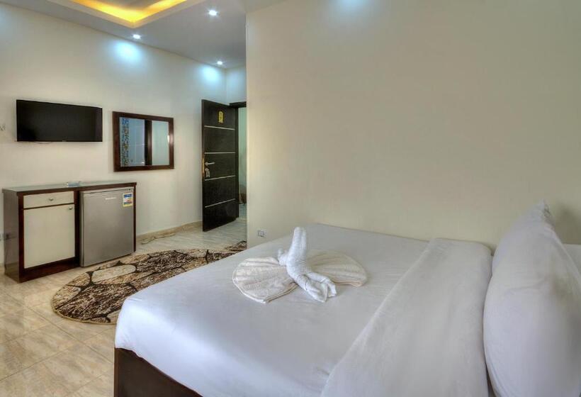 Deluxe Room, Tut Pyramids View