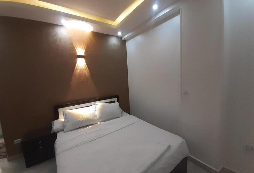 Deluxe Room, Tut Pyramids View