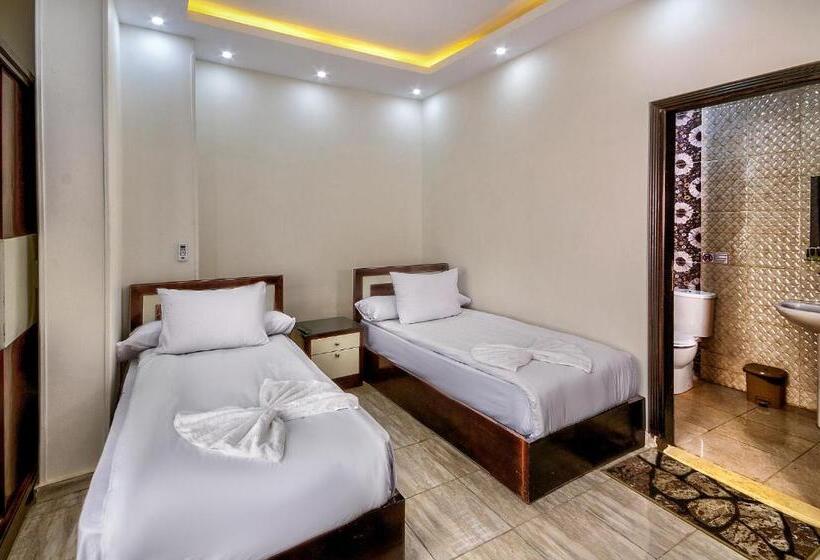Deluxe Room, Tut Pyramids View