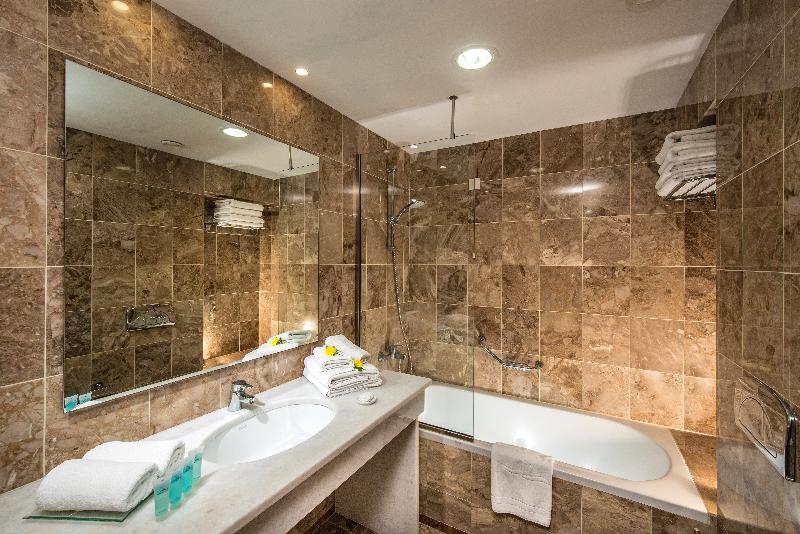 بانگلوی استاندارد, Annabelle Beach Resort