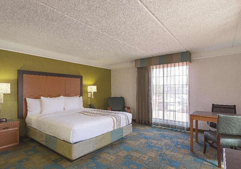 Deluxe Room King Size Bed, La Quinta Inn By Wyndham San Diego Chula Vista