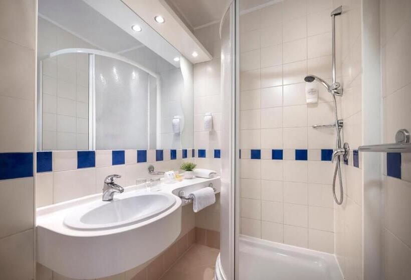 Habitación Triple Estándar con Balcón, Valamar Diamant