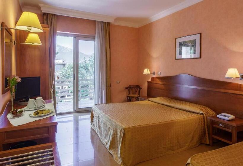 اتاق استاندارد سه تخته با بالکن, Conchiglia D'oro