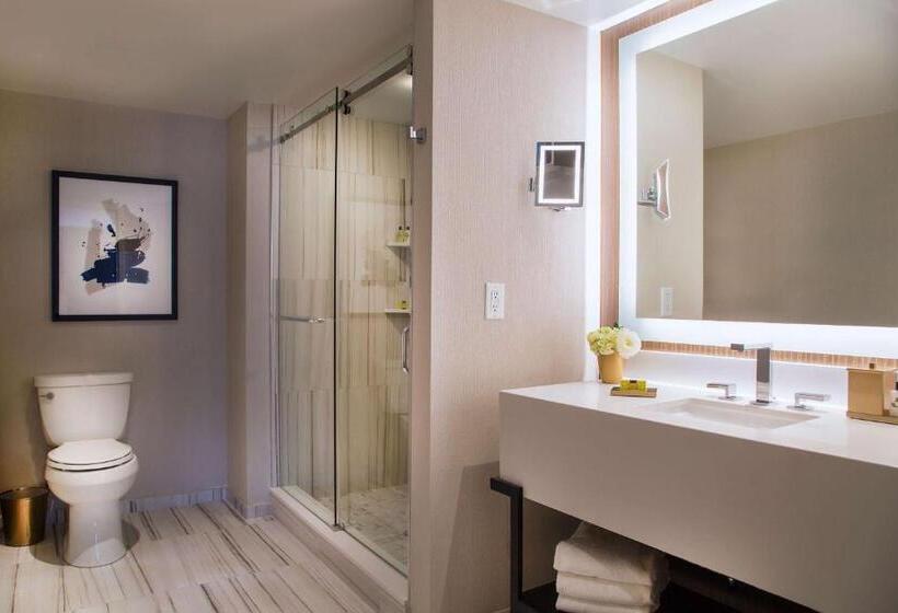 キングサイズベッドのデラックスルーム, The Yorkville Royal Sonesta Hotel Toronto