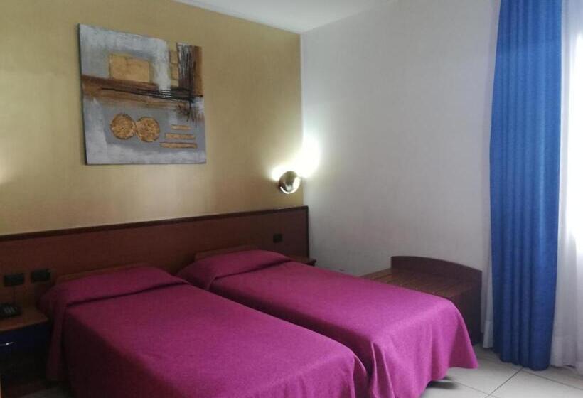 Номер Стандарт Трехместный, Ahr Hotel Villa Alighieri