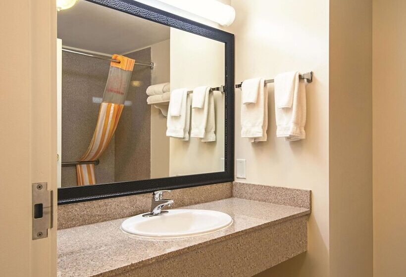 Номер Стандарт Двуспальная Кровать Адаптированный для Инвалидов, La Quinta Inn By Wyndham Vancouver Airport