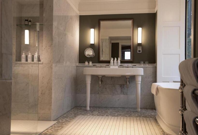 Suite with lake view, Langdale Chase