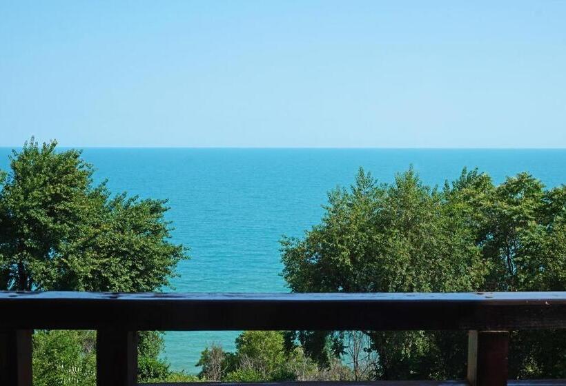 オーシャンビュースイート, Bisser Hotel   Free Parking   Free Pool Access