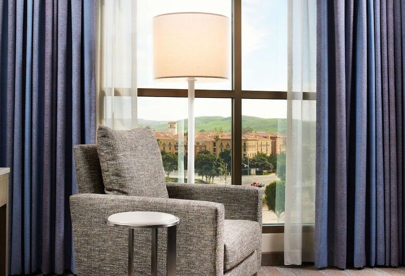 디럭스 룸, Doubletree By Hilton Irvine   Spectrum