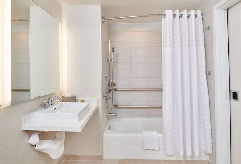 חדר דלוקס מותאם לאנשים עם מוגבלויות, Doubletree By Hilton Irvine   Spectrum