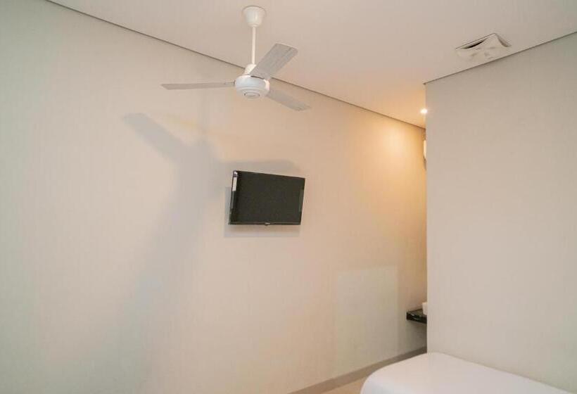 اتاق لوکس, Urbanview Hotel Bubusini Batu By Reddoorz