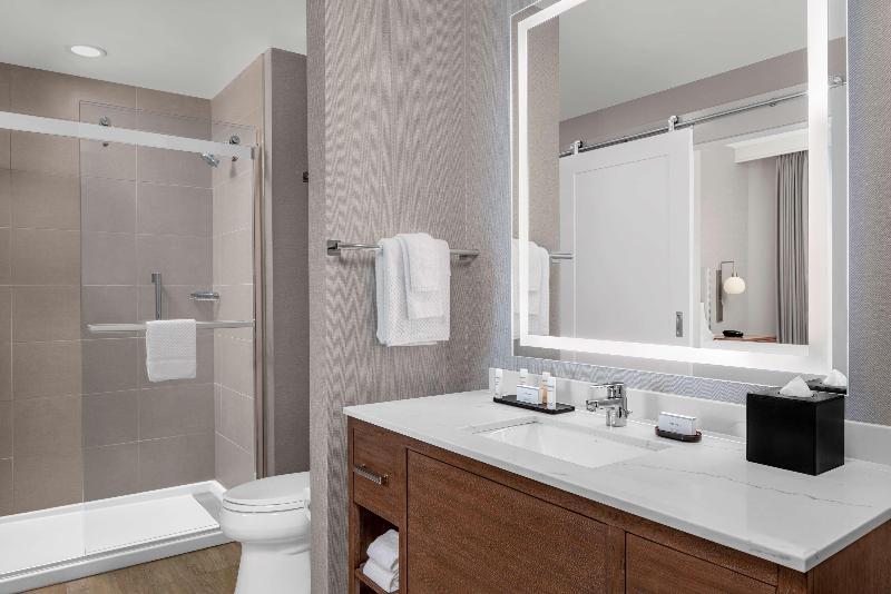 Люкс Кровать Кинг, Embassy Suites By Hilton Charleston Harbor Mt. Pleasant