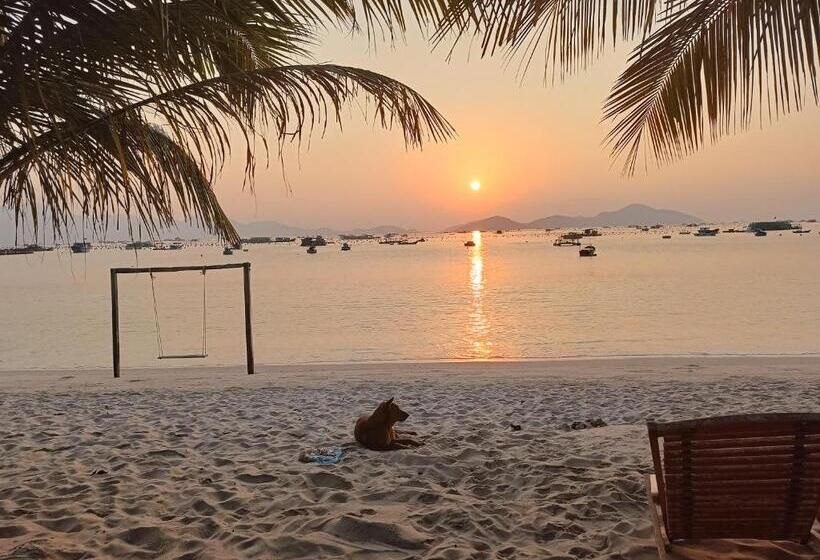 اتاق لوکس با بالکن و چشم‌انداز دریا, The Sunrise Anh Tu