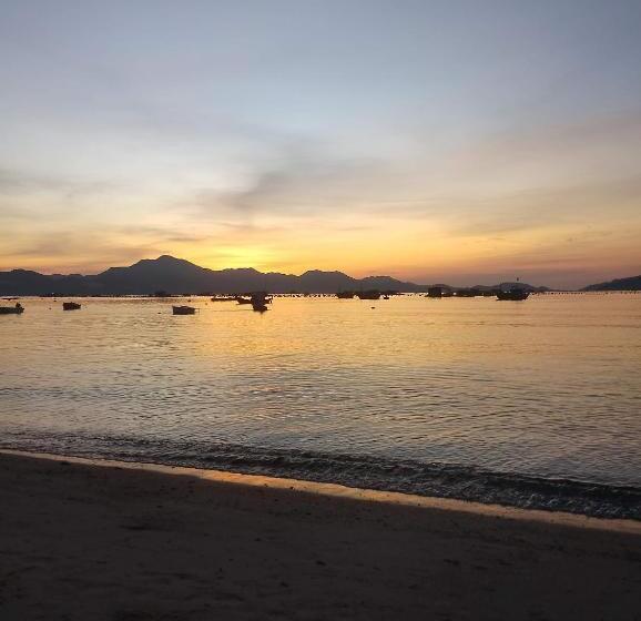 بانگلوی استاندارد با چشم‌انداز دریا, The Sunrise Anh Tu
