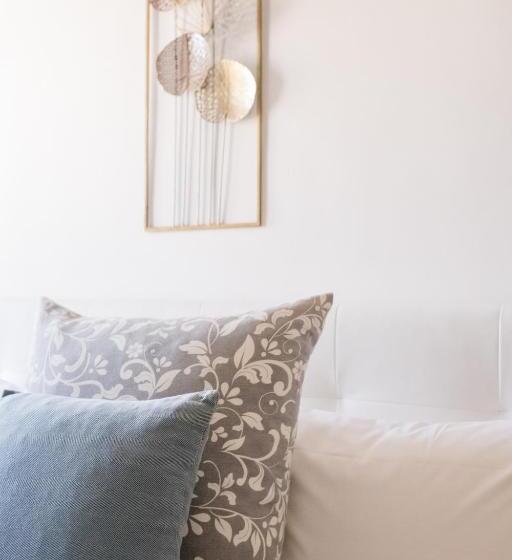 اتاق لوکس با چشم‌انداز دریا, Naro Suites And Rooms