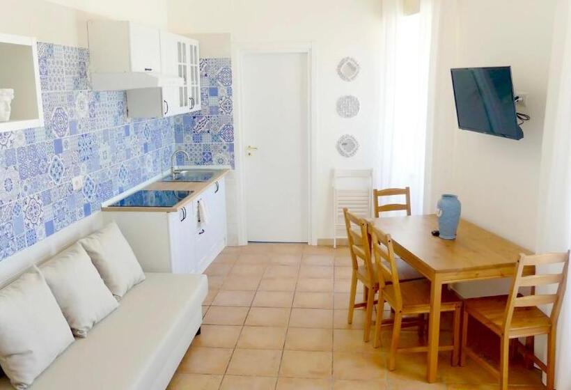 سوییت جونیور با چشم‌انداز دریا, Naro Suites And Rooms