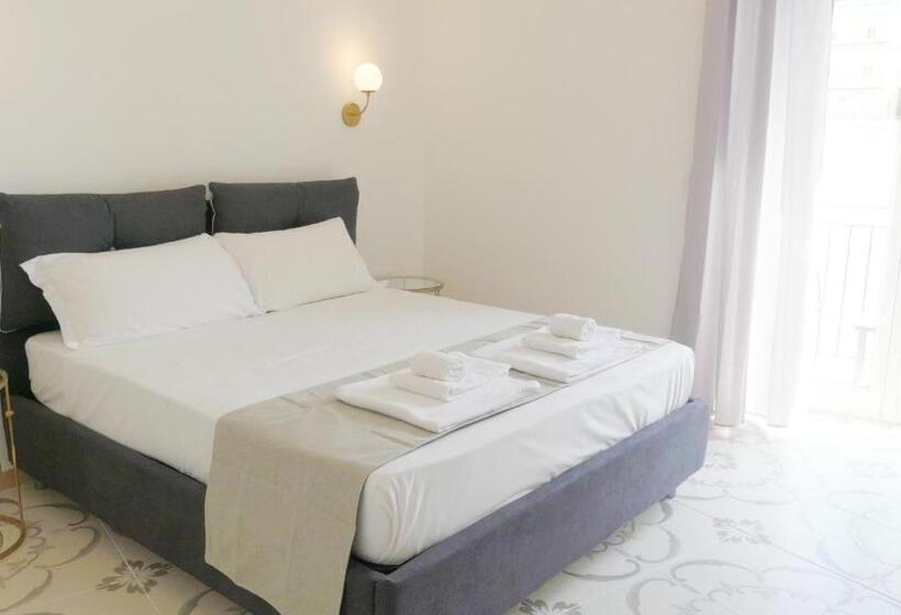 سوییت جونیور با چشم‌انداز دریا, Naro Suites And Rooms