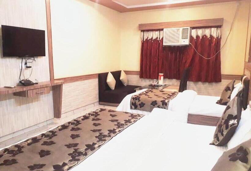 标准三人间, Metro Inn