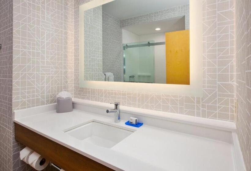 带大床的行政房间, Holiday Inn Express Absecon Atlantic City Area, An Ihg