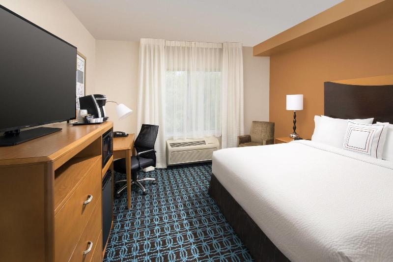 带大床的标准工作室, Fairfield Inn & Suites Washington Dc