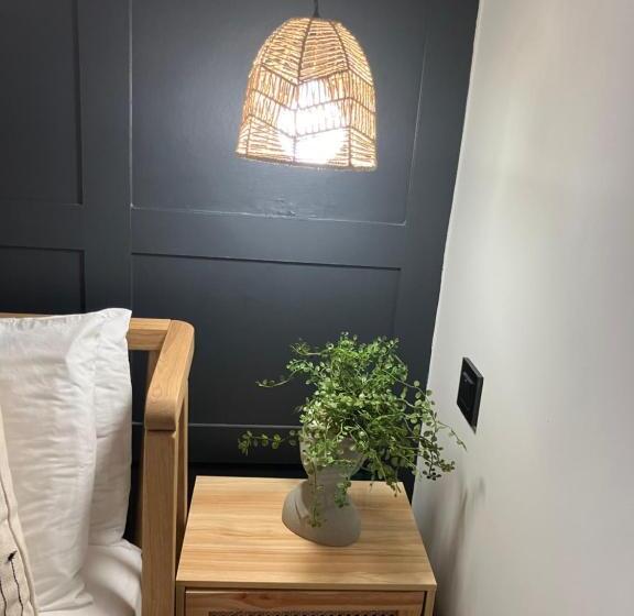سوییت با چشم‌انداز باغ, Abbey Court Guest House