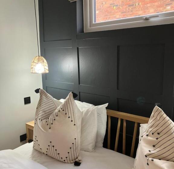 سوییت با چشم‌انداز باغ, Abbey Court Guest House