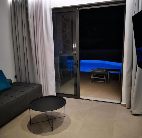 Люкс с Бассейном, Zoes Hotel & Suites