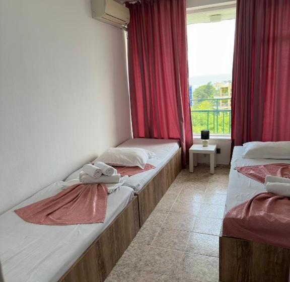 Quarto Triplo Estandar, Varshava