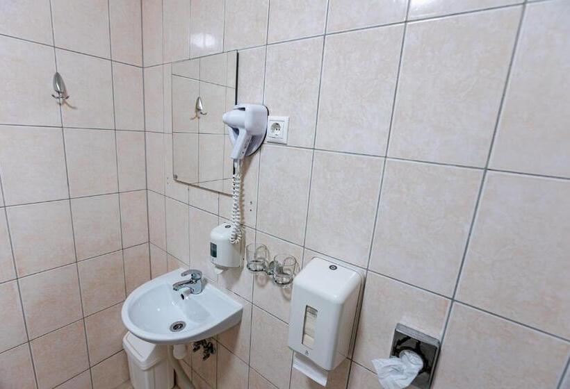 اتاق خانوادگی, Inger Hotell