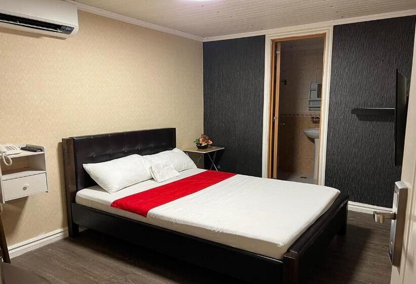 Номер Deluxe, Remedios Hotel Manila City Center