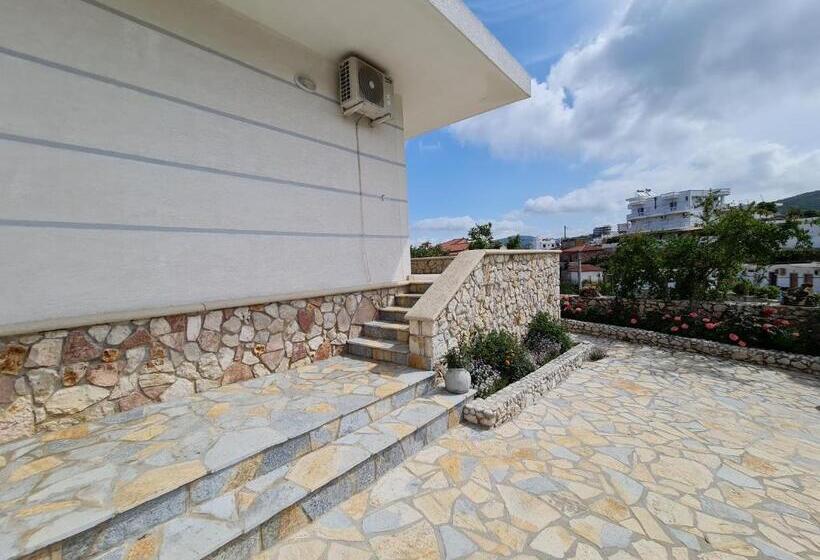 اتاق استاندارد چهارنفره با بالکن, Guesthouse Redilka