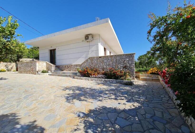 اتاق استاندارد چهارنفره با بالکن, Guesthouse Redilka