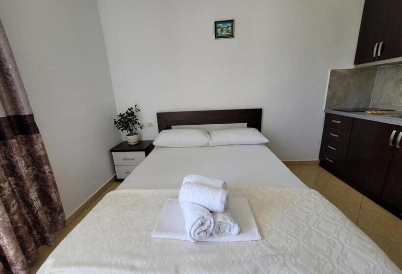 اتاق استاندارد چهارنفره با بالکن, Guesthouse Redilka