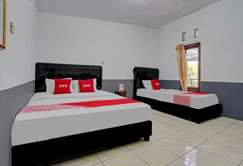 Семейный Номер, Oyo 90405 Penginapan Sasti Kuningan