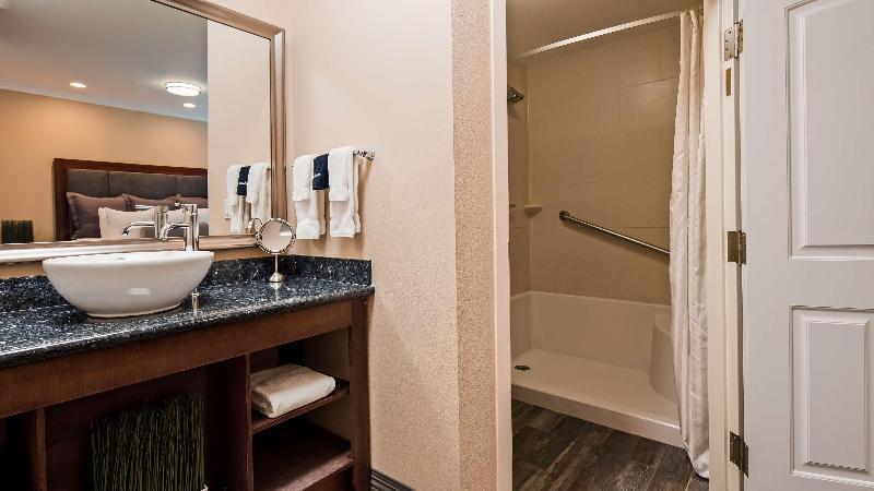 스위트 킹사이즈 침대, Best Western Plus Avita Suites