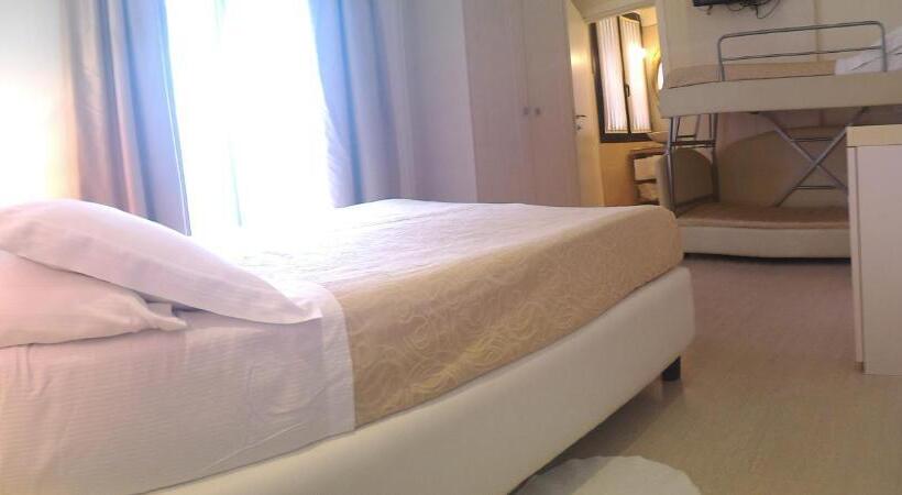 اتاق استاندارد سه نفره, Ferretti Beach
